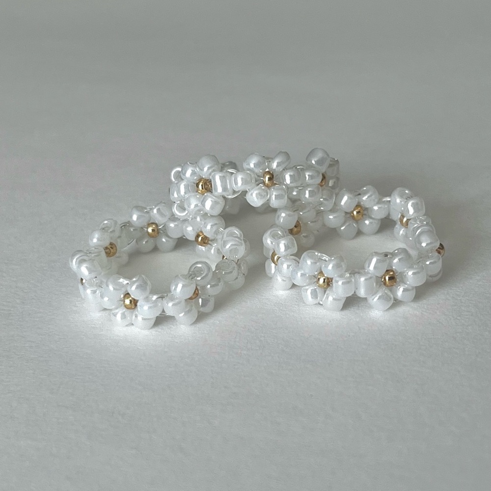 Beaded Daisy Ring - stretchy!